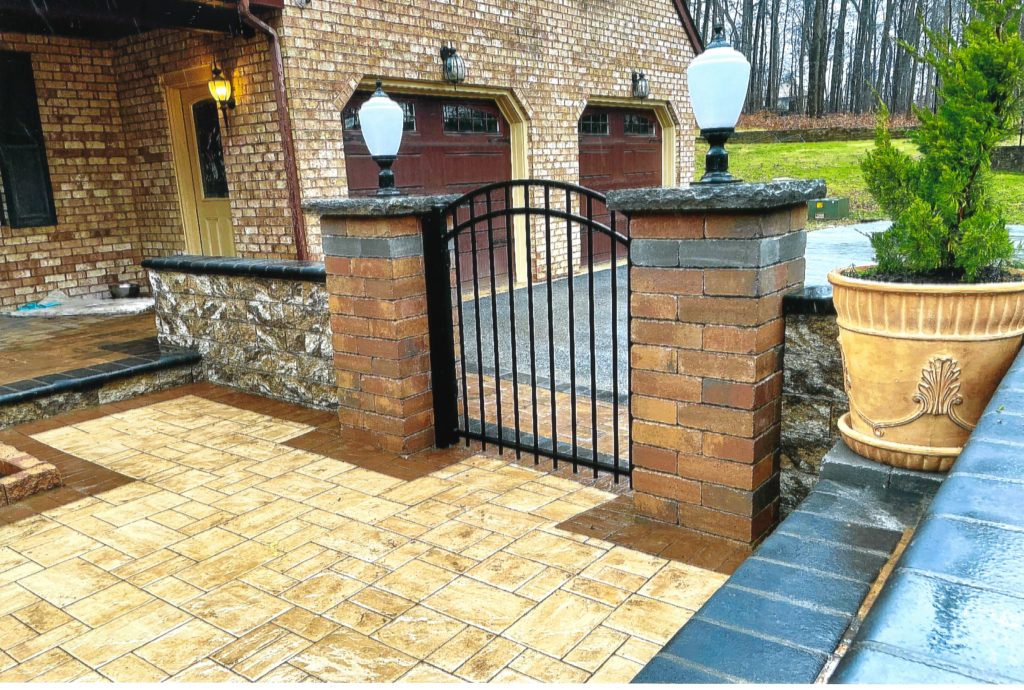 Patio Lampposts with Gate and Pillars